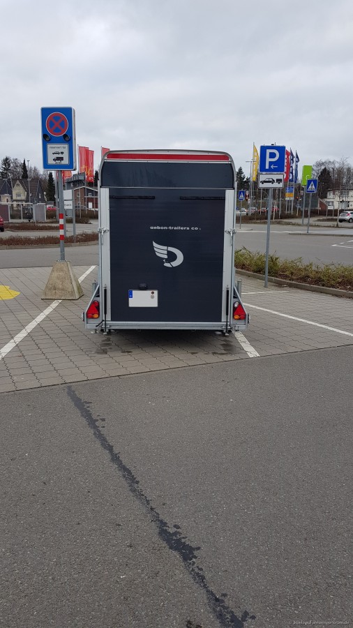 Auf dem Anhänger-Parkplatz bei IKEA