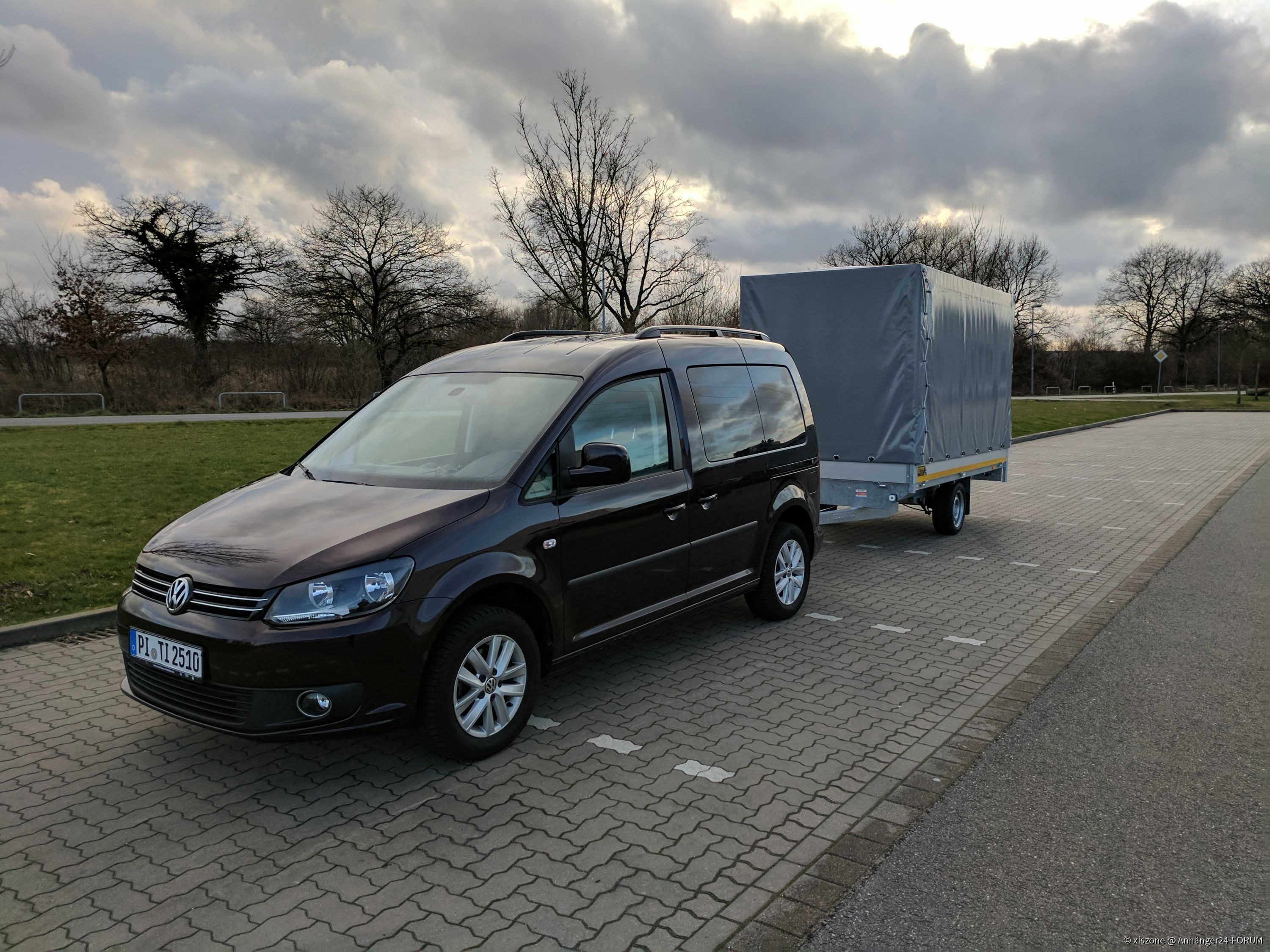 Hinter dem Caddy immer noch ein ordentliches Windsegel