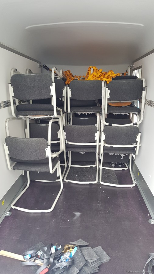 40 Stühle für einen Konferenzraum