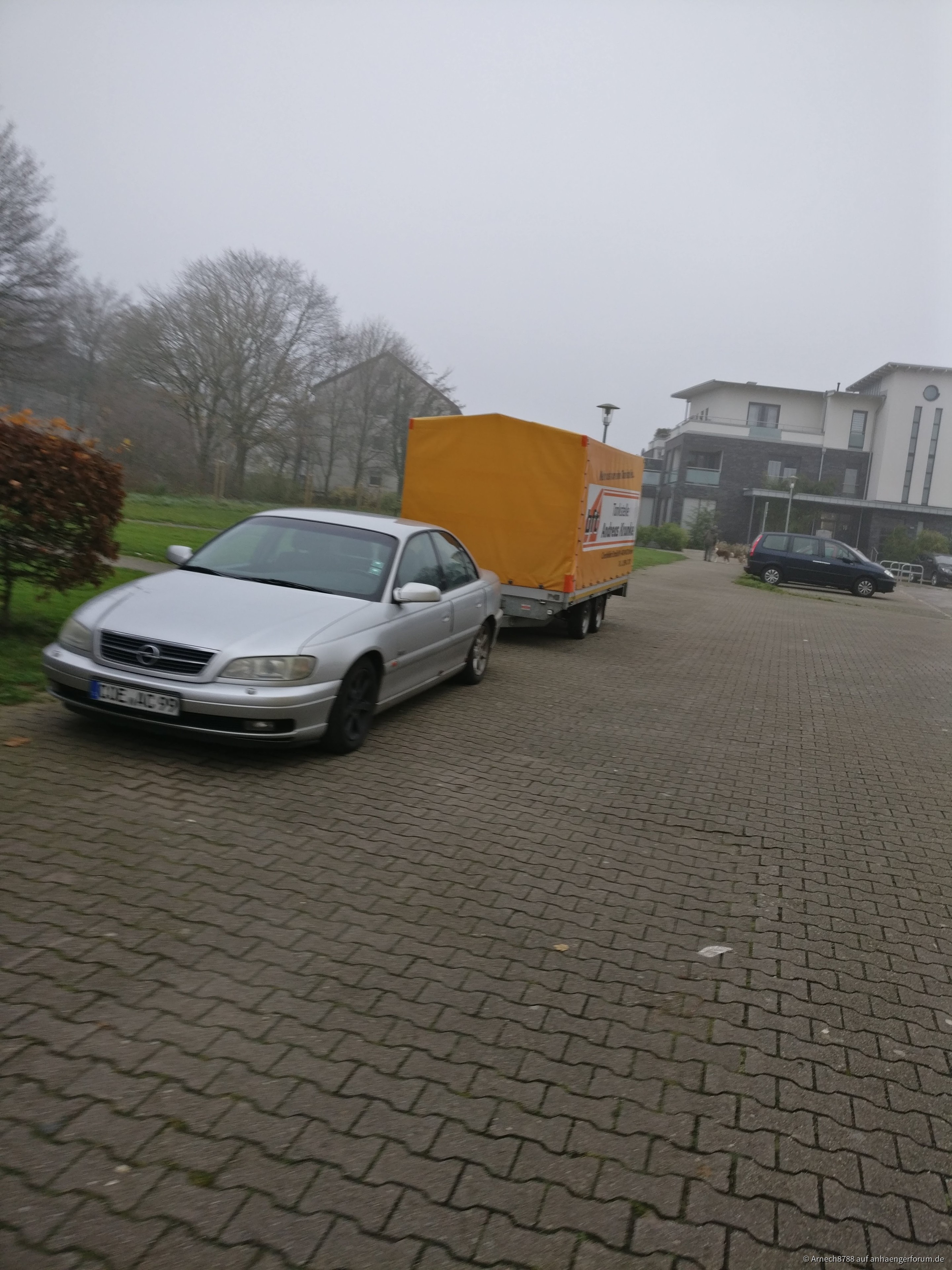 Opel Omega mit 4m Hochplanenanhänger