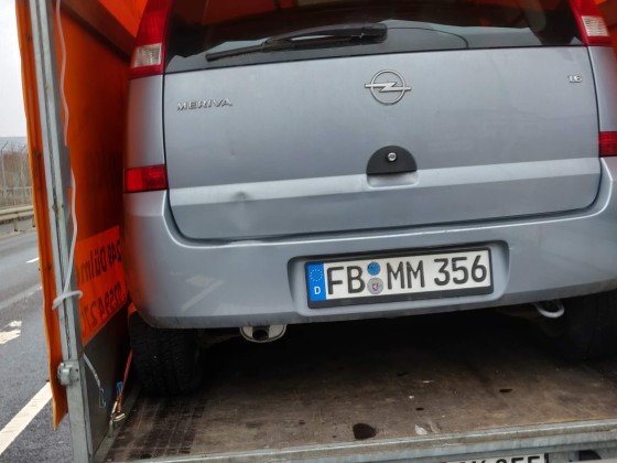 Transport eines Opel Meriva mit Markisen