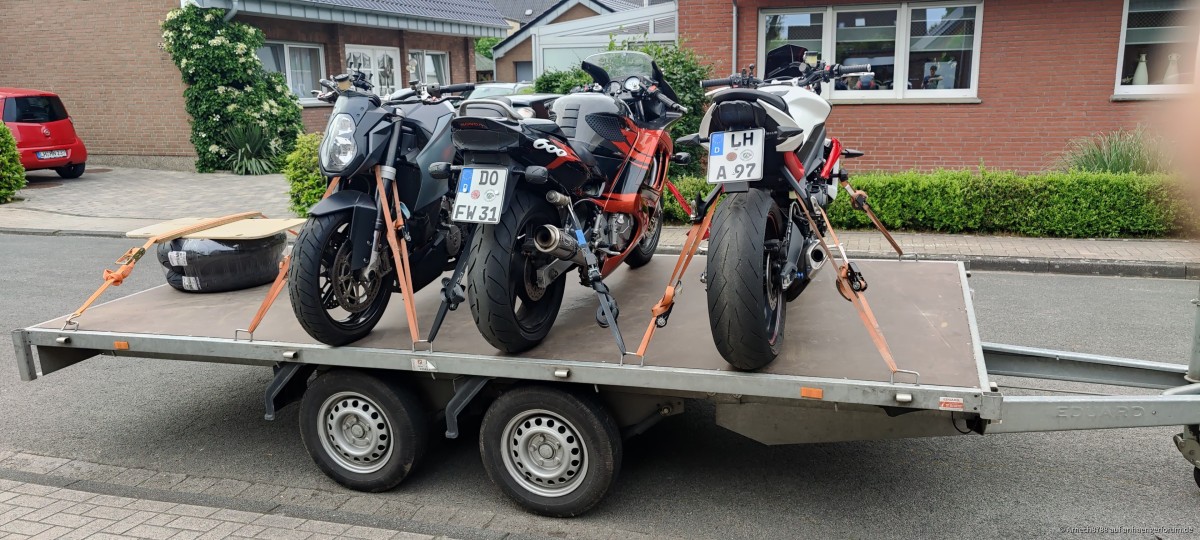 Transport von drei Motorrädern zur Rennstrecke in Assen