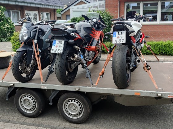 Transport von drei Motorrädern zur Rennstrecke in Assen