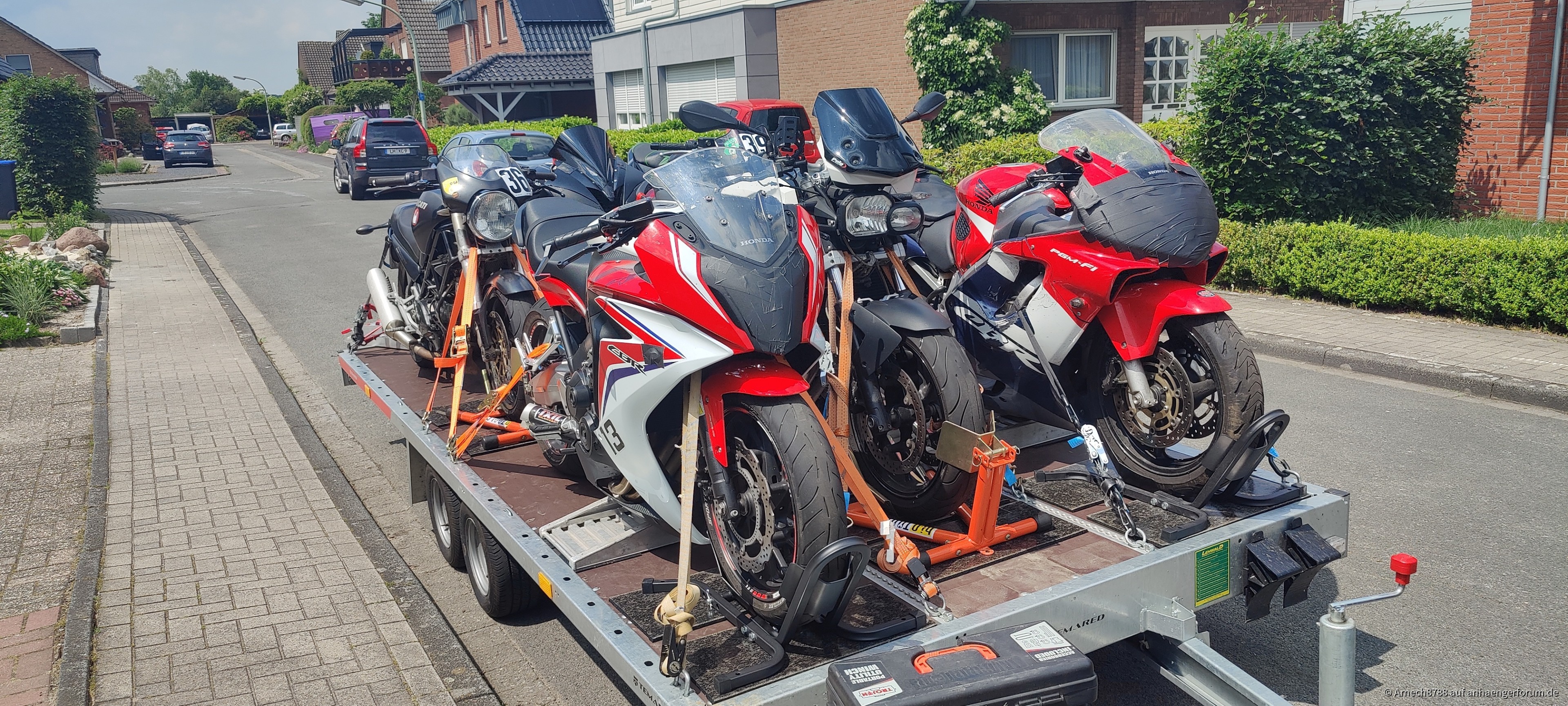 Transport von sechs Motorrädern zur Rennstrecke in Assen