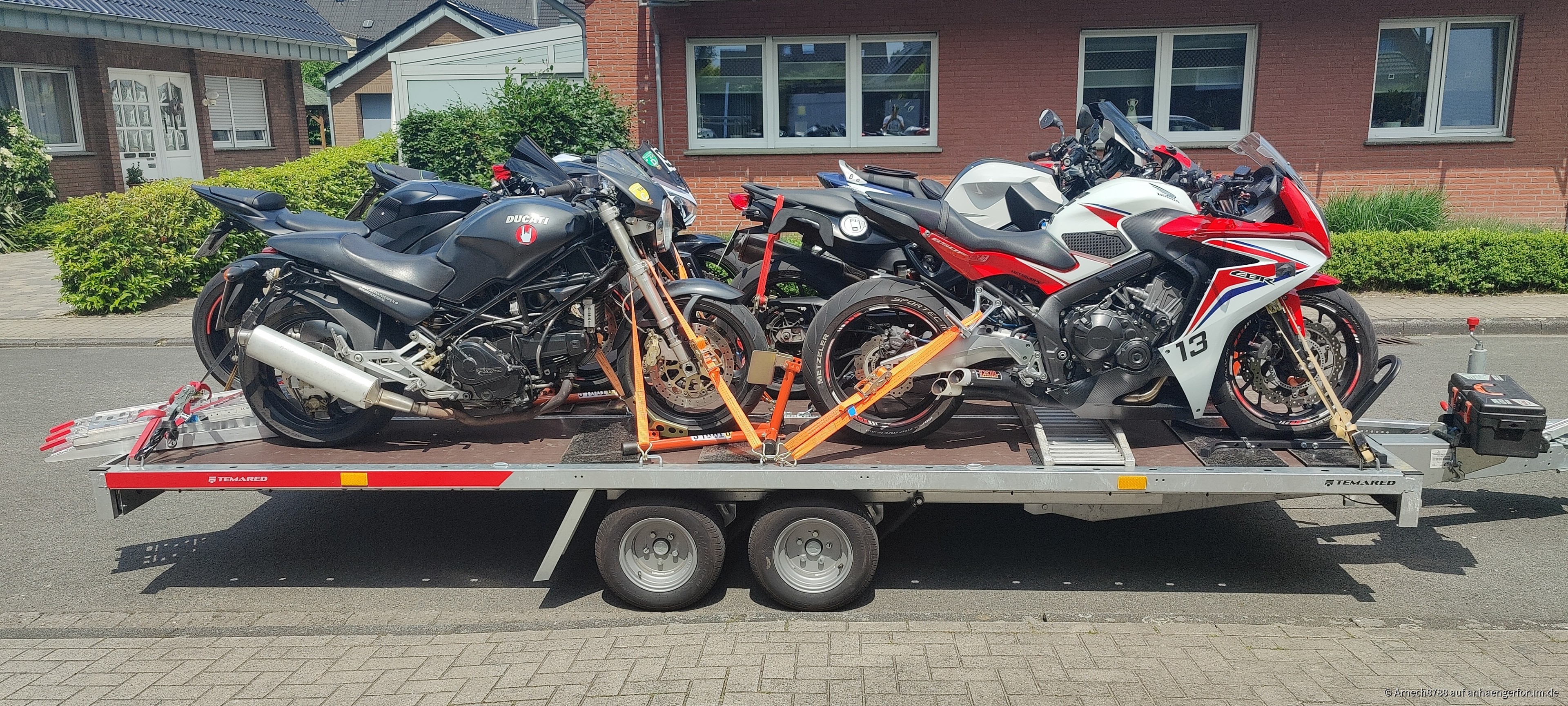 Transport von sechs Motorrädern zur Rennstrecke in Assen