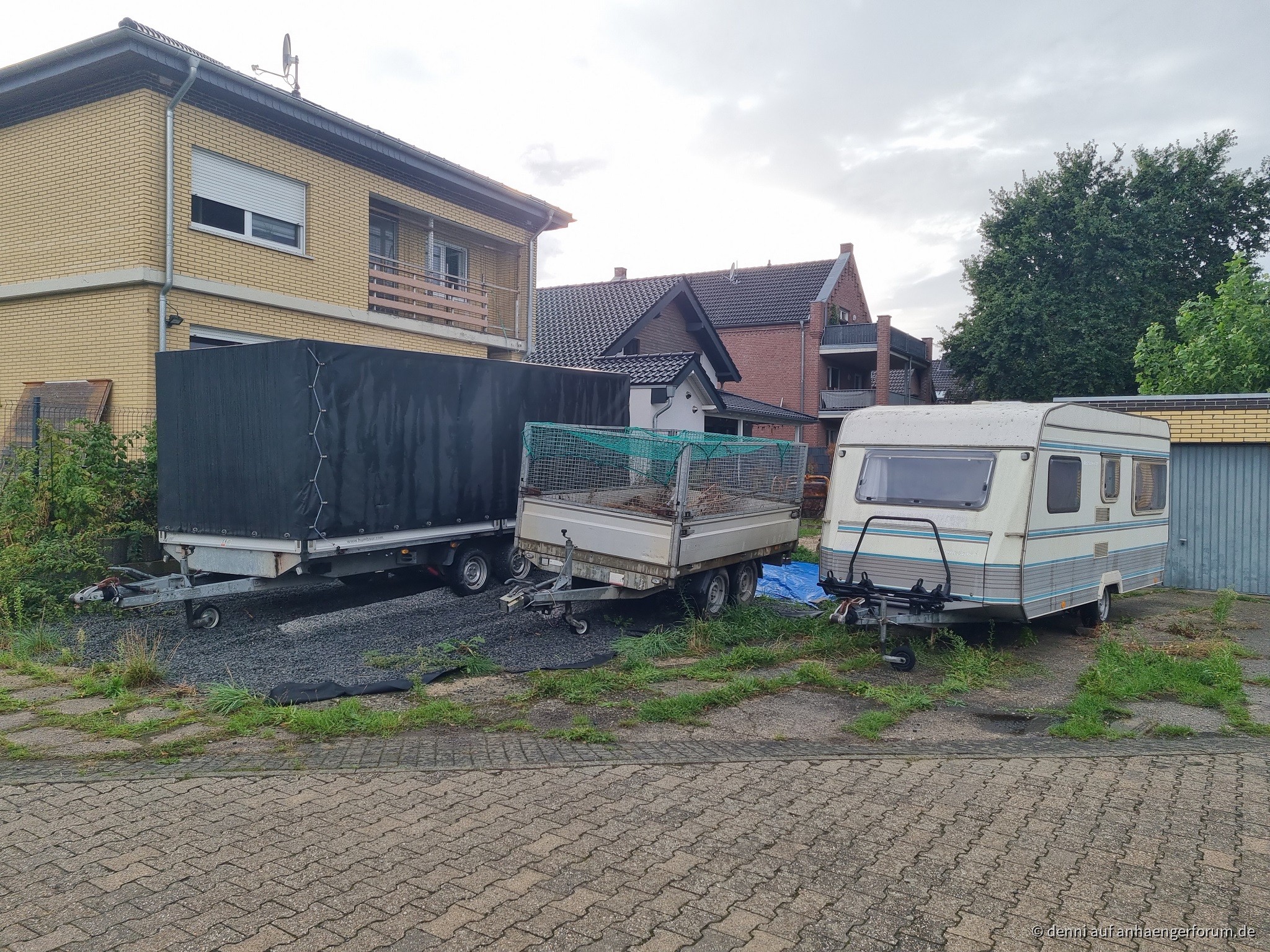Anhänger zusammengerückt