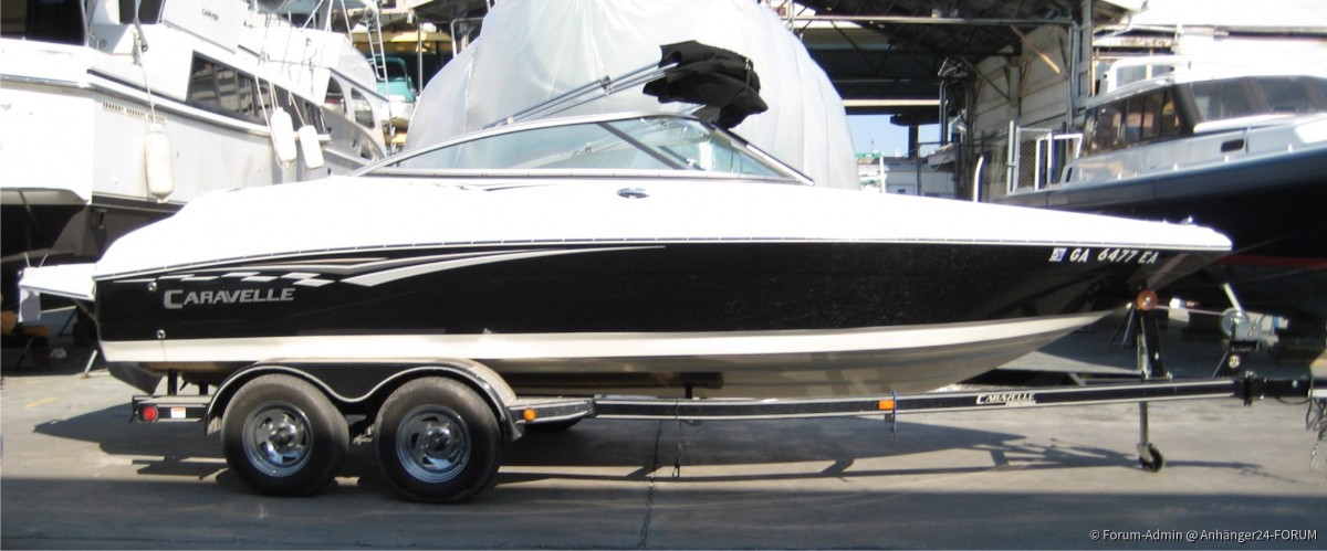 Amerikanischer Motorboottrailer mit klappbarer Deichsel, elektrischer Bremsanlage und Chromfelgen