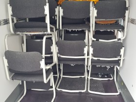 40 Stühle für einen Konferenzraum