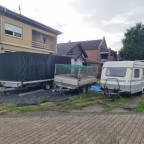 Anhänger zusammengerückt