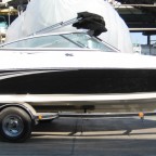 Amerikanischer Motorboottrailer mit klappbarer Deichsel, elektrischer Bremsanlage und Chromfelgen