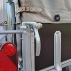 Aus Verriegelungen mit Haken als Sekundärverriegelung wurde diese federbelastete Bordwandverriegelung.