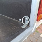 Die Zurrösen sind mit dem Rahmen des Anhängers fortan verschraubt.