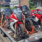 Transport von sechs Motorrädern zur Rennstrecke in Assen